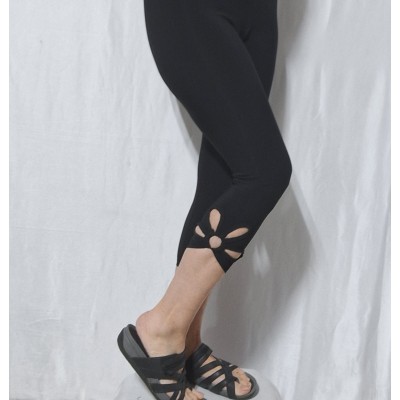 Un leggings noir taille élastique détail en forme de fleurs au bas de la jambe